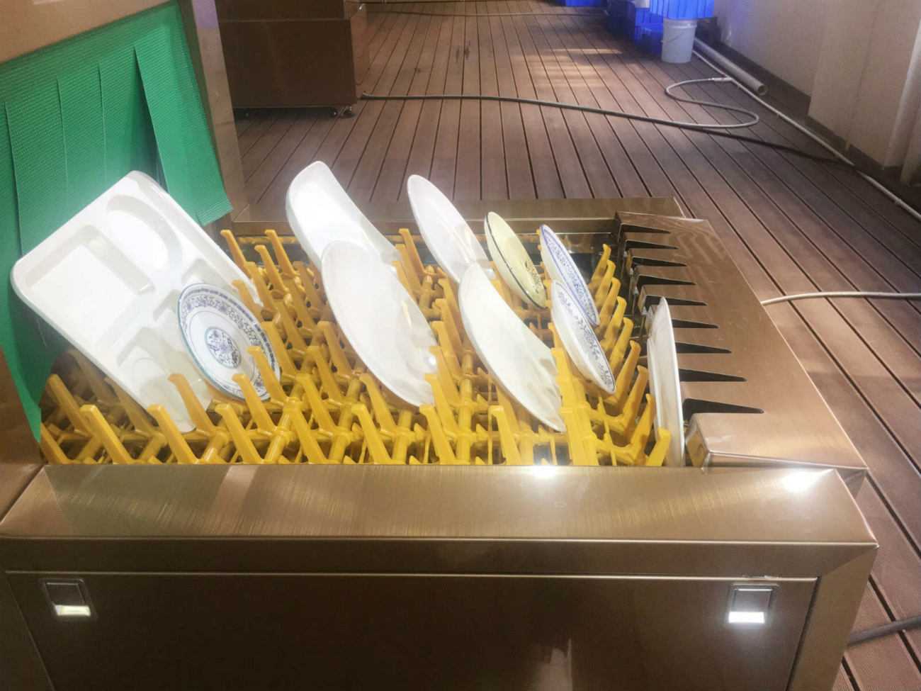 全自動洗碗機(jī)洗碗和人工洗碗大比拼